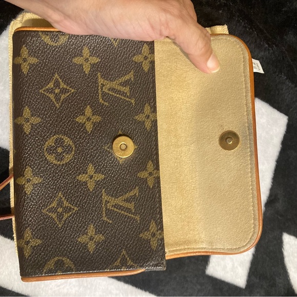 💯% Authentic Louis Vuitton belt bag - Picture 6 of 13